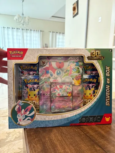 Pokémon TCG: 30TH Celebration Sylveon EX Box - Edição 30 anos - ING/Inglês