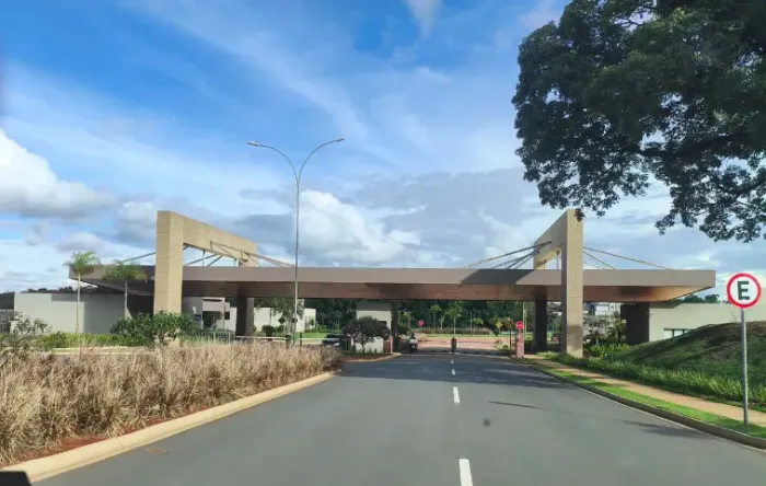 Lote 280,69m² - Condomínio Parqville Quaresmeira - Aceito Carro