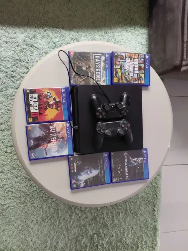 PS4 SLIM, CONSERVADO COM DOIS CONTROLES E VÁRIOS JOGOS