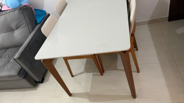 Vendo mesa 4 cadeiras 