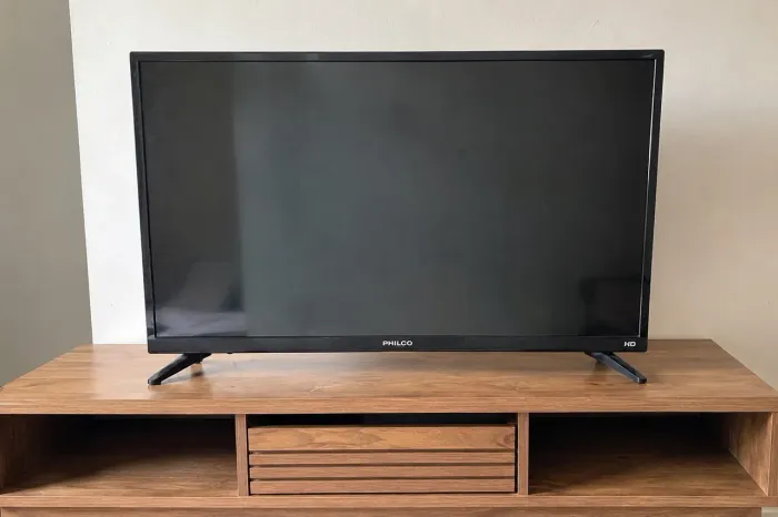TV Philco 32 HD liga mas está com tela trincada - Para Conserto ou Peças
