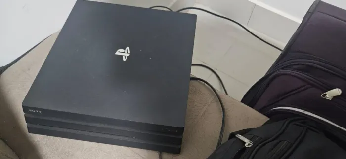 PlayStation 4 Pro 1TB Completo + 2 Controles Originais