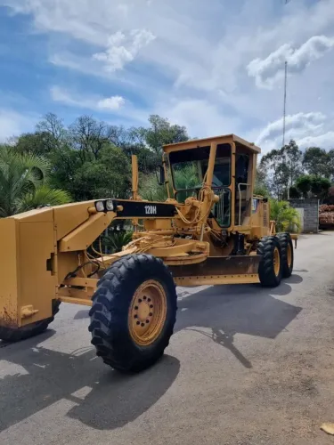 MOTONIVELADORA CATERPILLAR MODELO 120H ANO 2004 COM 8500 HORAS