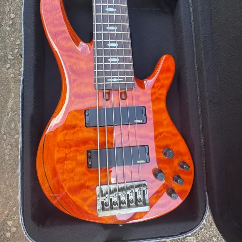 Baixo Yamaha TRB 1006 com Case