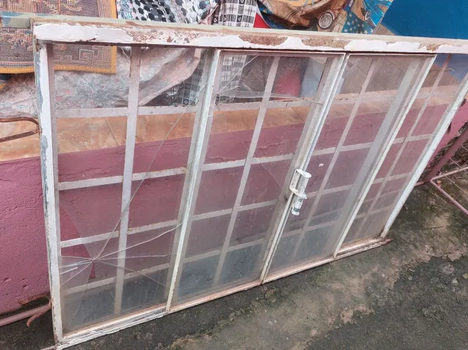 Janela de Ferro com Vidro 1m × 1,5m