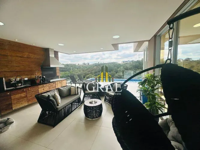 Sobrado Alto Padrão em condomínio, 580m², com 4 suítes, área gourmet completa, 8 vagas, pa