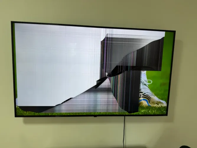 TV LG 55 MODELO 55NAN075SQA - COM A TELA QUEBRADA