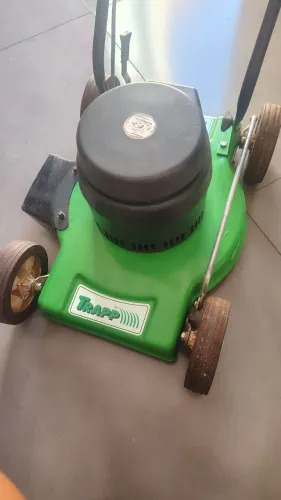 Máquina de cortar grama.