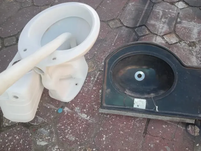 VENDO UM VAZO SANITARIO E UMA PIA PEQUENA