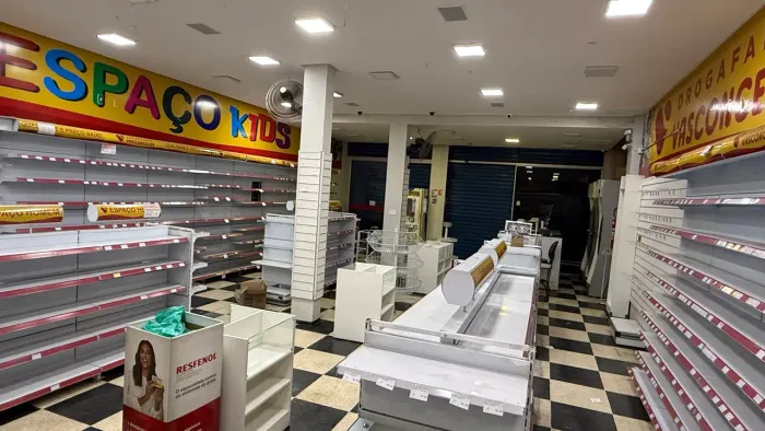 Vendo prateleiras e instalação para Drogaria 