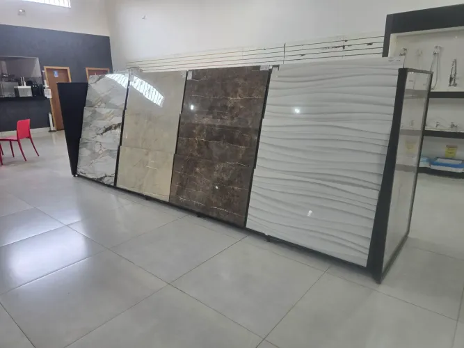 Expositor de cerâmica
