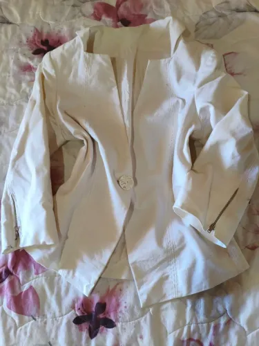 Blazer nude, com zíper na manga