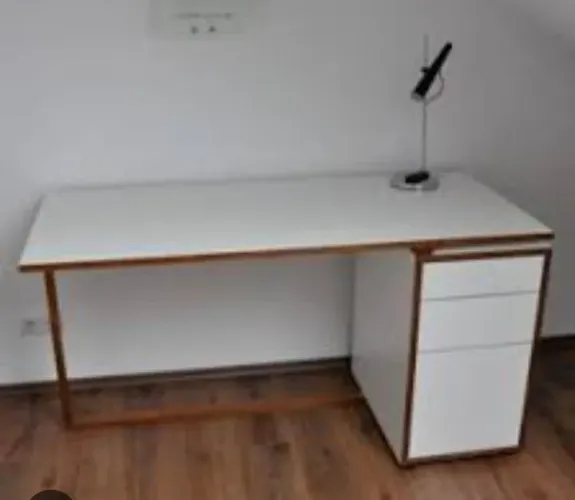 Vende-se uma mesa