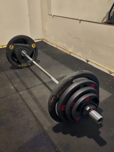 Kit de Treinamento (Barra Olímpica + 75 kg de anilha + 2 Pares de presilhas)