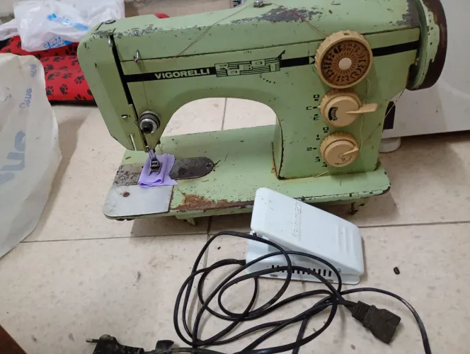 Vendo máquina de costura Vigorelli antiga