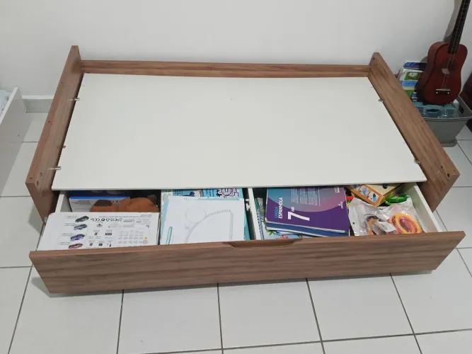Mini cama para até 3 anos de idade, com colchão intacto, e dois gavetões abaixo da cama