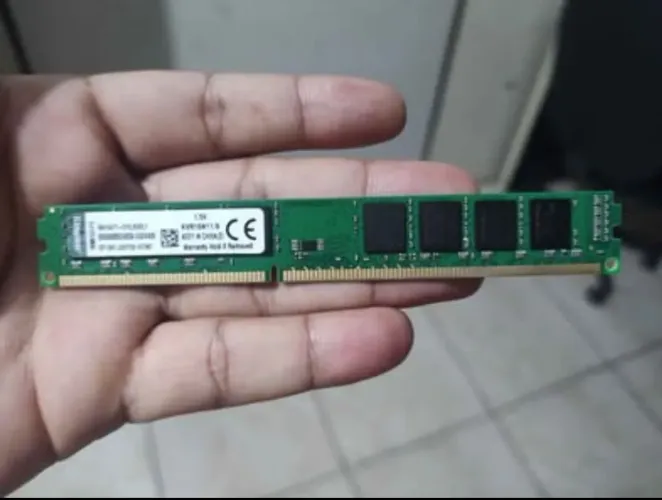 Memória RAM Kingston 8GB DDR3 1600MHz - (COM DEFEITO / PARA CONSERTO)