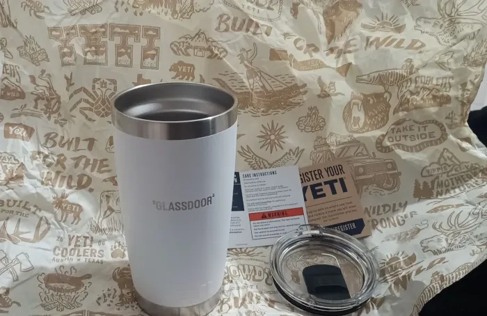 COPO YETI RAMBLER 591ml BRANCO EDIÇÃO 3 ANOS GLASSDOOR - ORIGINAL RARÍSSIMO