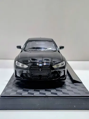 BMW M4 - escala 1/32 <br>Escala 1/32<br>Mede 15.3 cm x 6.5 cm<br>Som e luz <br>Fricção