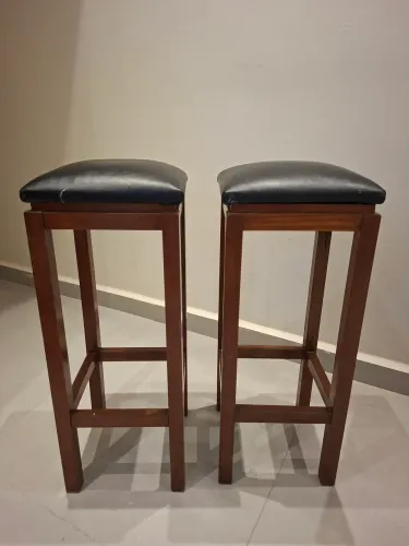Banqueta de madeira forte, R$ 60,00 CADA UMA