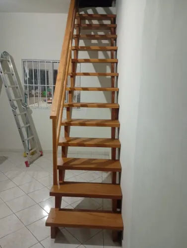 Escada reta com guarda corpo, Madeira tauari, Selador mais verniz