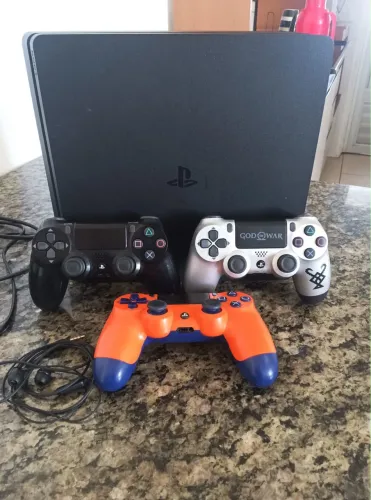Ps4 Slim com 3 controles