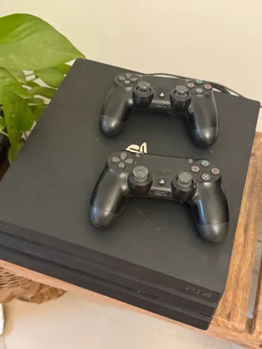 Playstation 4/ 2 controles + 5 jogos