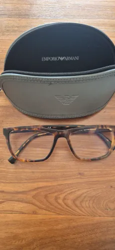 Armações de óculos Rayban e Armani