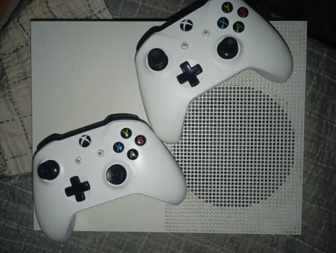 Vendo Xbox one s 1tb de memória, ou troco pelo ps4