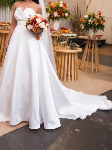 VESTIDO DE NOIVA ACETINADO PEROLADO | CAUDA DE 1,85m