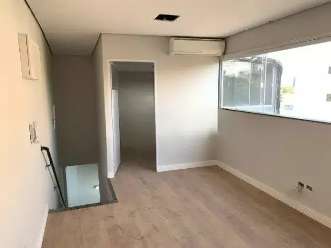 Sala com 50m² - 1 banheiro - 1 vaga de garagem - Bairro Jardim REF: 20498