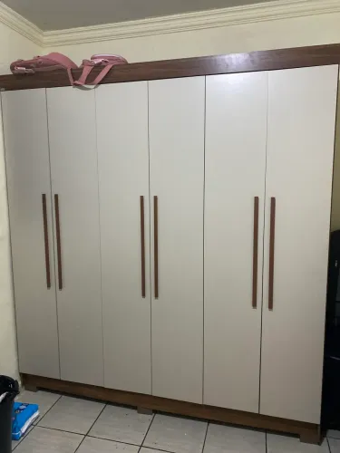 Cama e guarda-roupa 