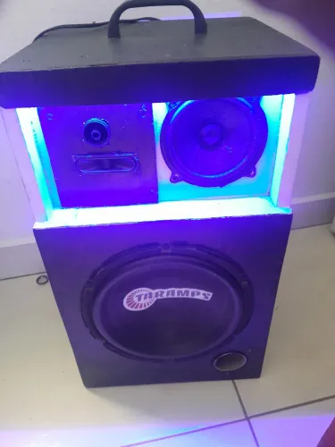Vendo essa caixa de som. Bluetooth. Você pode usar no carro ou em casa