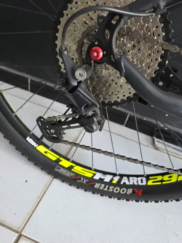 Bicicleta 1x12 com peças Shimano Deore peso 11kg