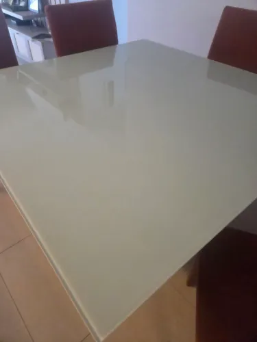 Mesa de Jantar com Tampo de Vidro e Cadeiras - Moderna e Elegante