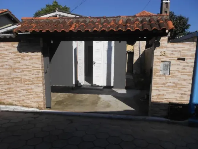 Alugo casa 2 quartos sozinha no pátio