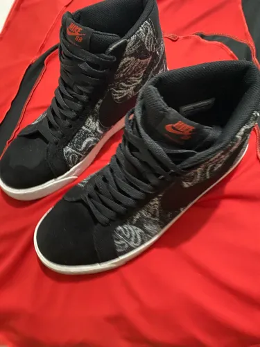 Tênis Nike cano alto n 40 seminovo 250 reais pra vender rápido 