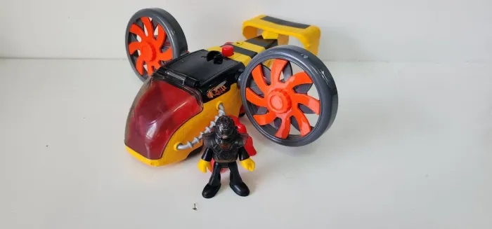 Helicoptero Imaginext com personagem e acessórios. 