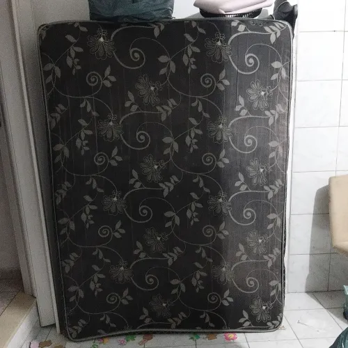 Vendo uma cama box semi nova.