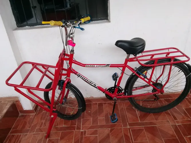 Essa bicicleta cargueira funcionando perfeitamente com câmbio troca de marcha por apenas