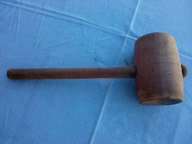 Martelo Antigo Todo em Madeira Para Bater Pneu (Serve para Decoração ) 