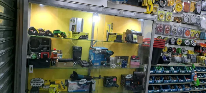 Vitrine de loja com iluminação e tranca com chave