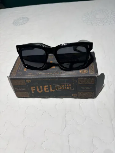 Óculos de sol polarizados da marca FUEL. 