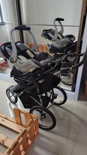 Carrinho de bebê Baby Trend com bebê conforto 