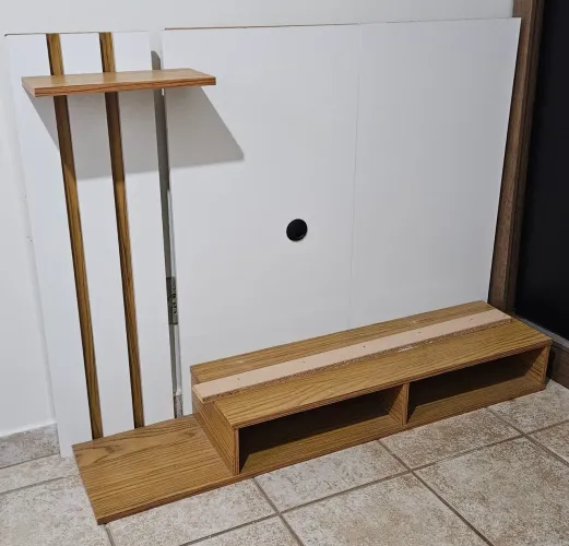 Painel de TV com Rack Suspenso - Moderno (Branco e Amadeirado)