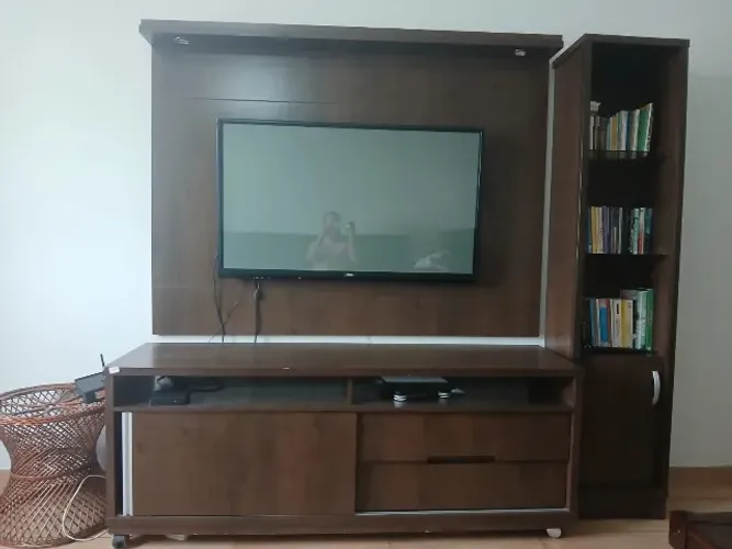 RACK com TV 51pol Philco (suporte p/ fixar na parede, peça debaixo 2 portas de correr)