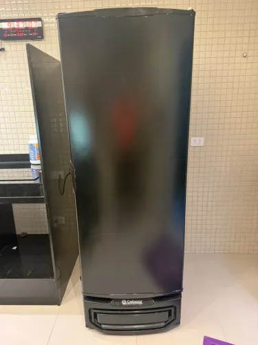 Conservador/Refrigerador vertical GELOPAR