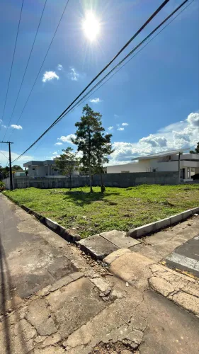 Vendo lote plano, nascente e de esquina no condomínio Residencial Ponta Negra2 2