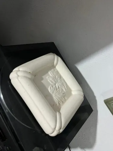 Cinzeiro antigo em cerâmica branca vitrificada, com design clássico e atemporal