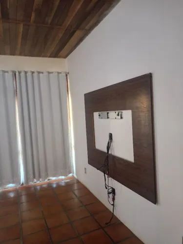Painel de TV Grande em MDF Amadeirado (1,80 m x 1,35 m) + Suporte de Ferro Completo